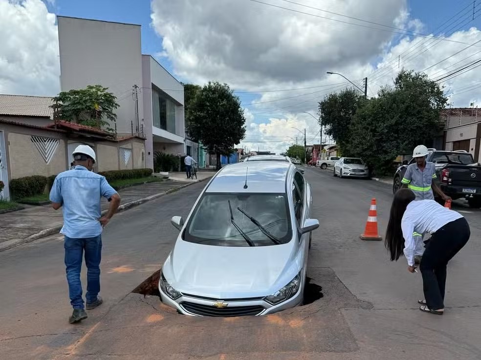Cratera se abre no meio da rua em Araguaína e carro quase é ‘engolido’ por buraco